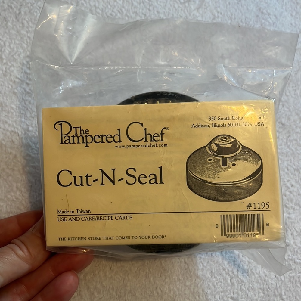 NIP Original Pampered Chef Cut-N-Seal Sandwich Maker - Picture 2 of 4